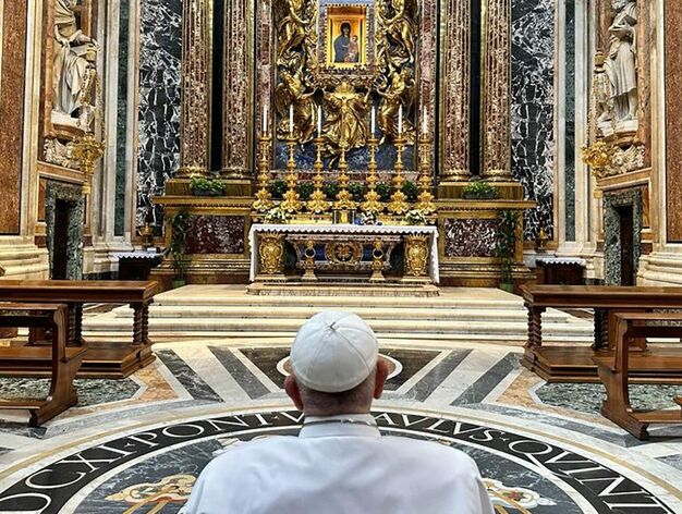 Siguiendo La Tradici N Francisco Encomienda A La Virgen Su Viaje A