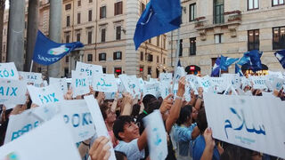 Jóvenes se manifiestan por la paz en Roma