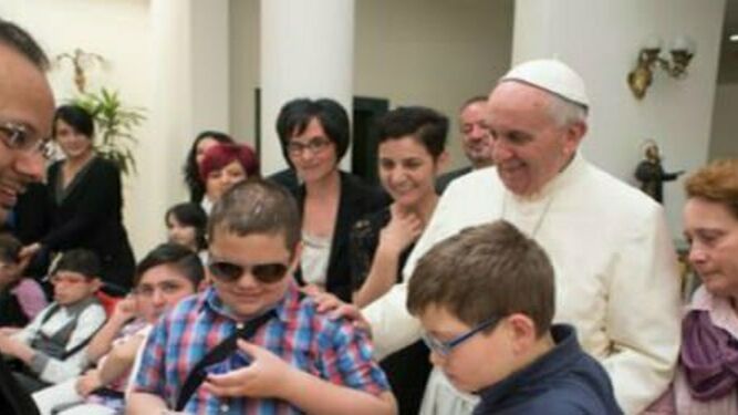 El Papa, con los niños en Santa Marta