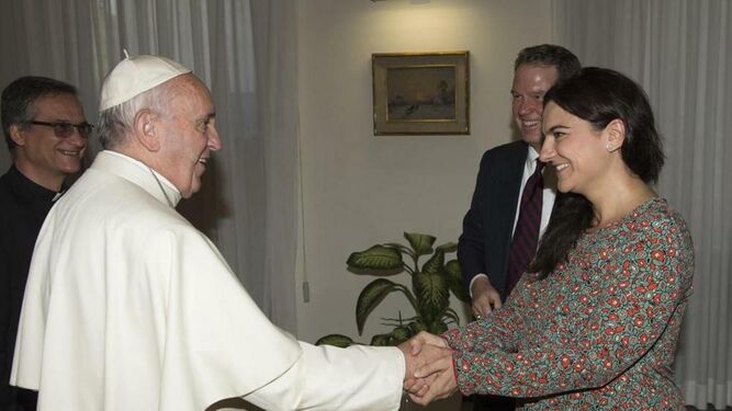 El Papa saluda a Paloma García Ovejero