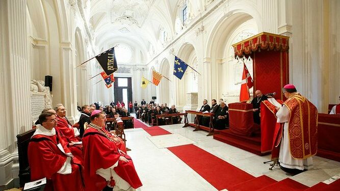 Becciu celebra una misa para caballeros de la Orden de Malta