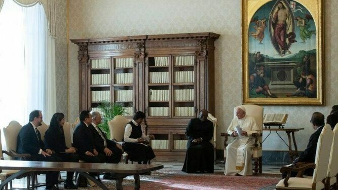 El Papa, con los miembros de la Comisión contra la Pena de Muerte, en el Vaticano