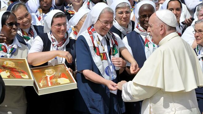 El Papa y monjas