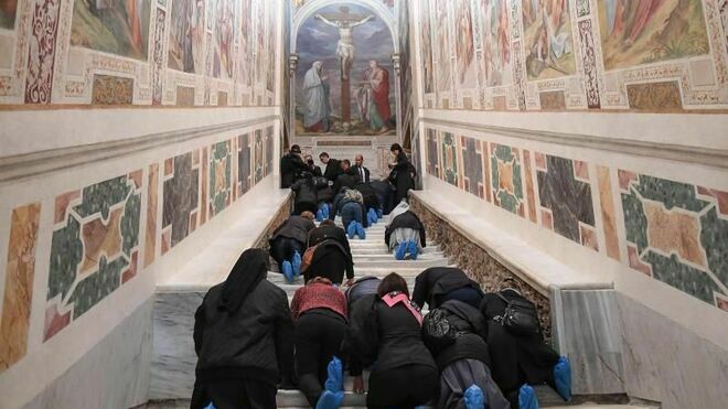 Resultado de imagen para El Vaticano exhibe la escalera de mÃ¡rmol que subiÃ³ JesÃºs para ser juzgado por Poncio Pilatos