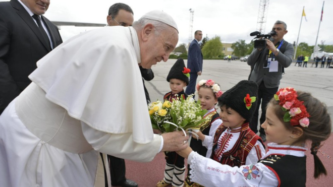 Niños búlgaros ofrecen flores al Papa