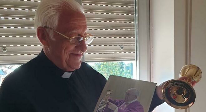 El padre Ángel vuelve de Roma con la bendición papal para el Día de los  Abuelos y todo el apoyo de Francisco