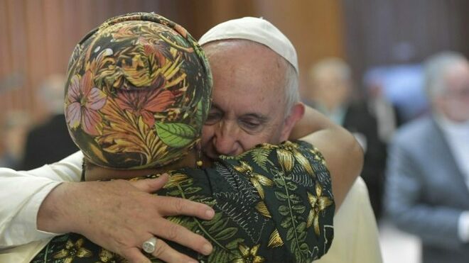 Papa-abraza-mujer-aula-sinodal_2165793455_13981474_660x371