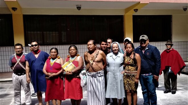 Hermana Yolanda Bimos con un grupo de indígenas