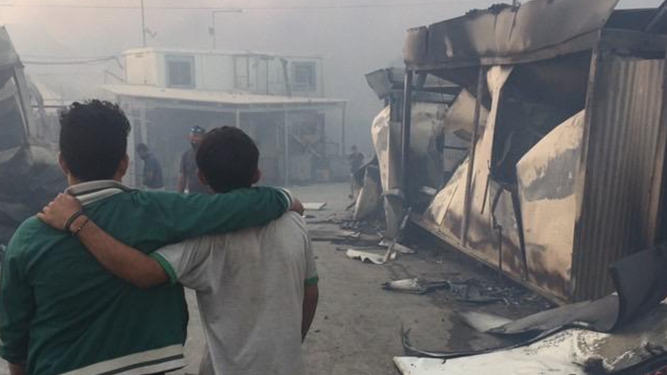 Jóvenes refugiados en Moria, tras el incendio