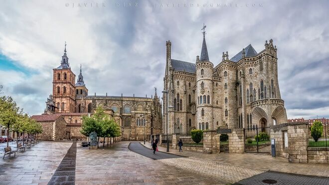 Reproducciones de la Catedral Nueva, palacios, y castillos en la