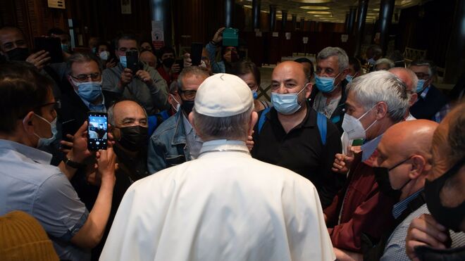 El Papa se reúne con un centenar de refugiados y sin techo en el Aula Pablo VI