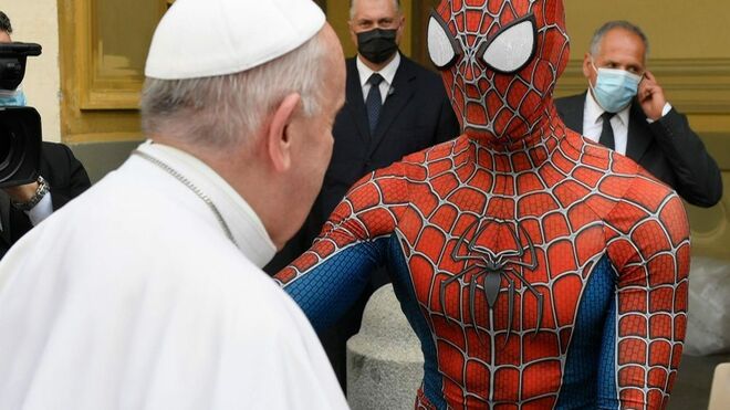 El Papa saluda a Spiderman, el superhéroe que visita a pequeños ingresados  en los hospitales italianos