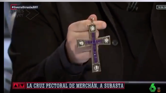 Báculos y cruces pectorales para el padre Ángel