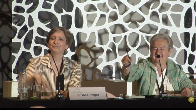 Las dos ponentes en un momento de la charla