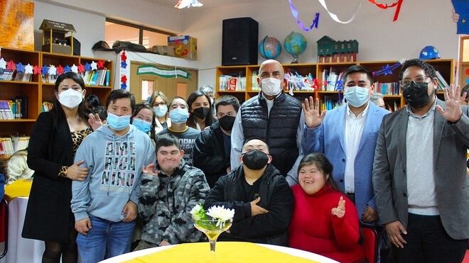 Monseñor Chomali presenta una cafetería inclusiva para jóvenes y adultos  con Síndrome de Down