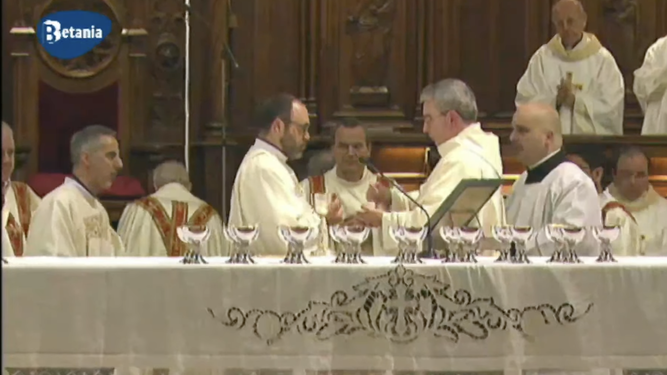 El obispo Prado, tras su ordenación, ya presidiendo la ceremoniaj