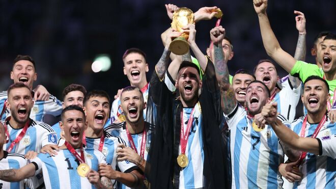 Messi, alzando la Copa del Mundo