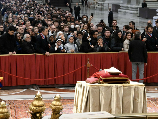 La Reina Sof A Y El Ministro Bola Os Asistir N Al Funeral De Benedicto Xvi En El Vaticano