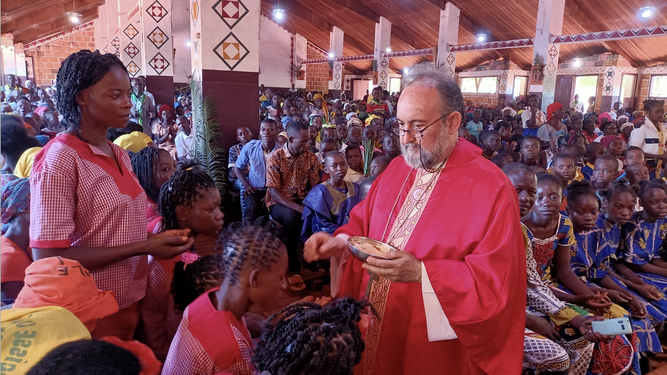 Juan José Aguirre dando la comunión a sus diocesanos de Bangassou