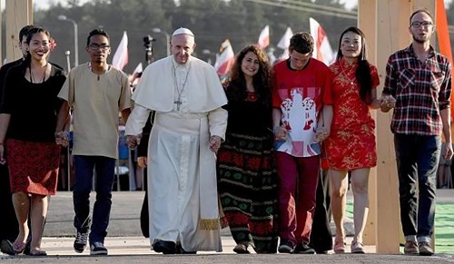 Papa Francisco y jóvenes