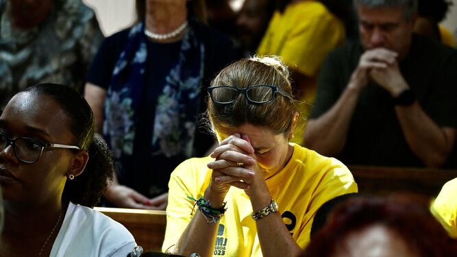 Una mujer reza durante una eucaristía