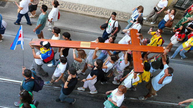 Los jóvenes transportan la Cruz de la JMJ en su peregrinar por Portugal