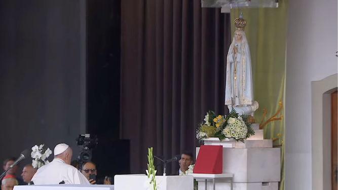 Francisco reza ante la Virgen de Fátima