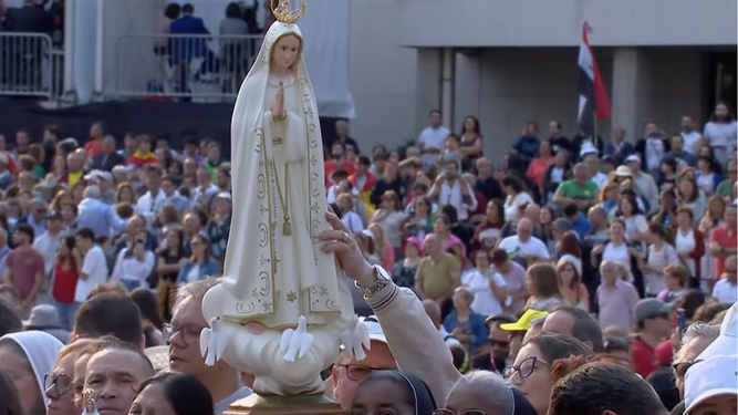 Los fieles muestran una imagen de la Virgen de Fátima