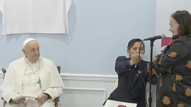 Una mujer discapacitada ofrece su testimonio al Papa