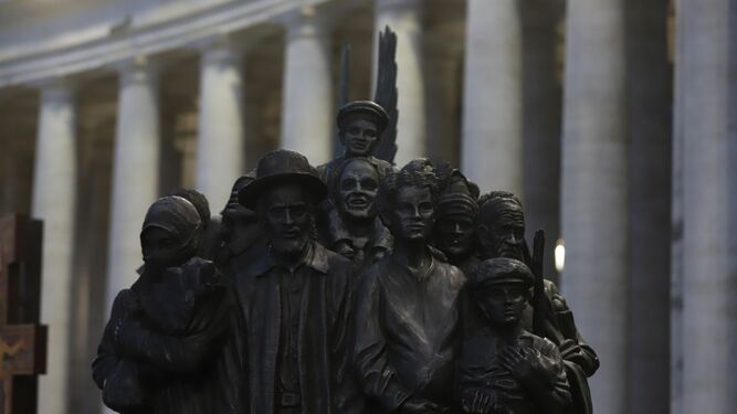 Estatua de migrantes en el Vaticano