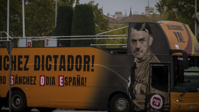 El autobús de HazteOir con la imagen de Pedro Sánchez como Hitler