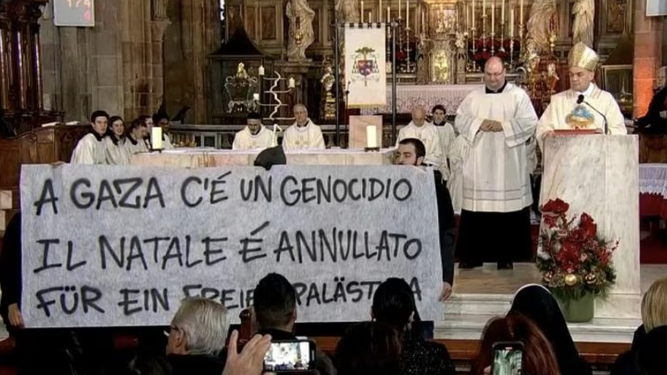 Manifestantes pro palestinos interrumpen la misa de Navidad en la catedral de Bolzano