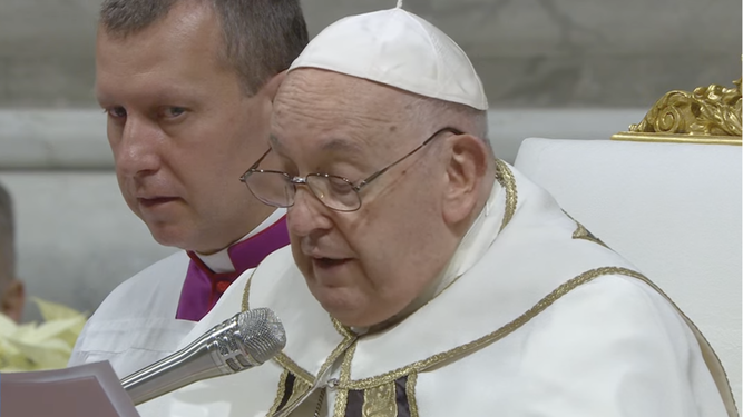 El Papa lee su homilía