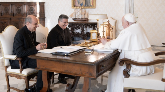 El Papa, con el cardenal  Fernández y al secretario del dicasterio para la Doctrina de la Fe