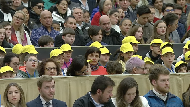 Un grupo de niños, en la audiencia general en el Aula Pablo VI