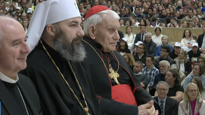 El cardenal Simonis escucha las palabras del Papa en la audiencia general