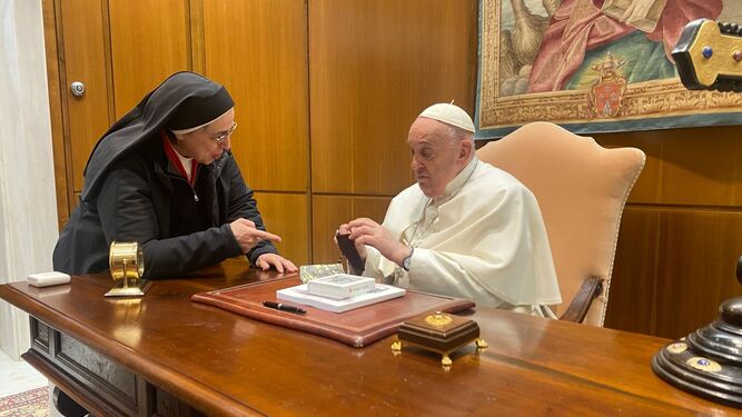 Francisco, emocionado, recibe un Rosario y una Biblia de un soldado muerto en Ucrania