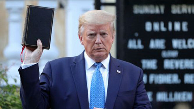 Donald Trump con la Biblia