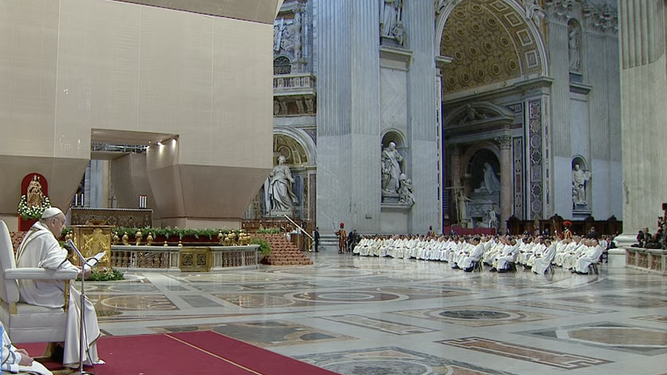 El Papa, ante los sacerdotes en la misa crismal