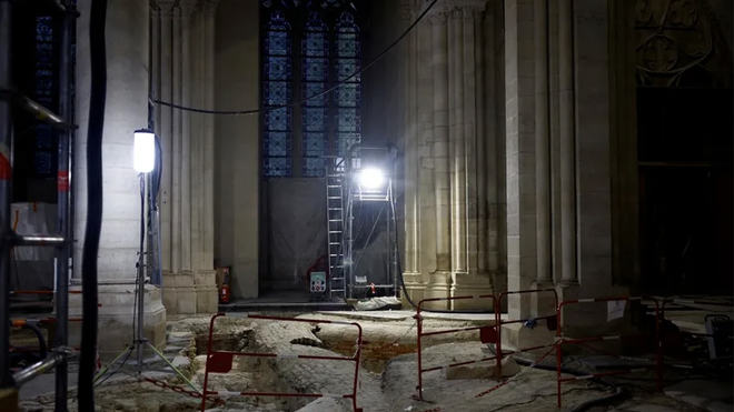 La nave de la Catedral de Notre-Dame de París, todavía en obras de restauración