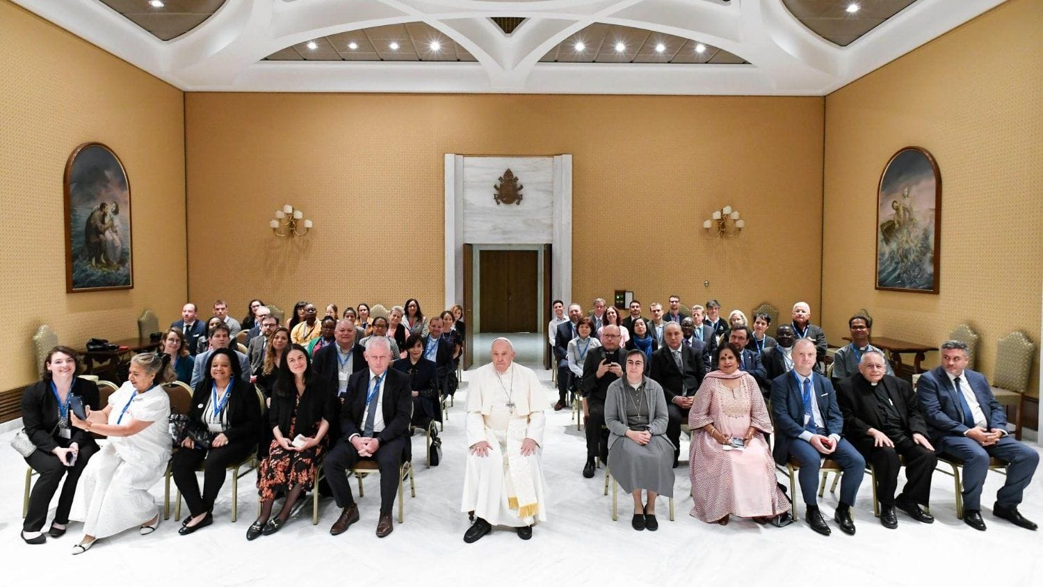 Papa Francisco con los participantes en Cuidar es trabajar