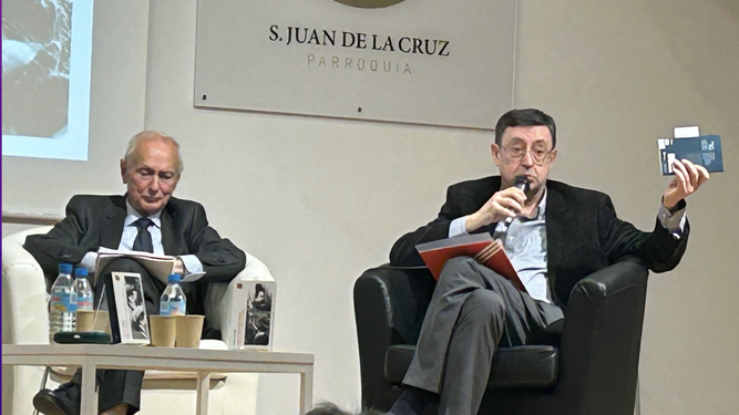 Antonio Ávila präsentiert das Buch über Martín Velasco