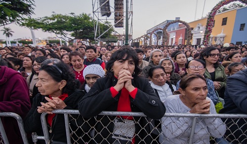 Feligreses en Trujillo