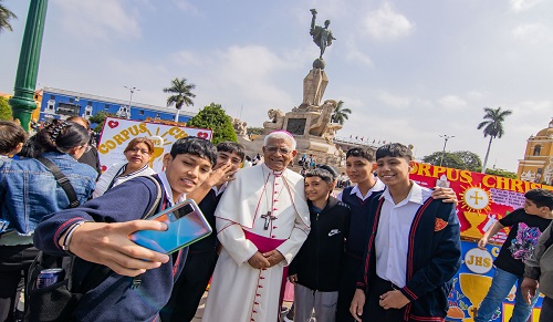 Niños y jóvenes en Corpus Christi de Trujillo