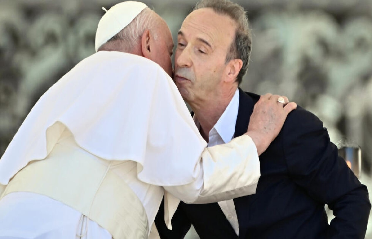 Benigni besa al papa