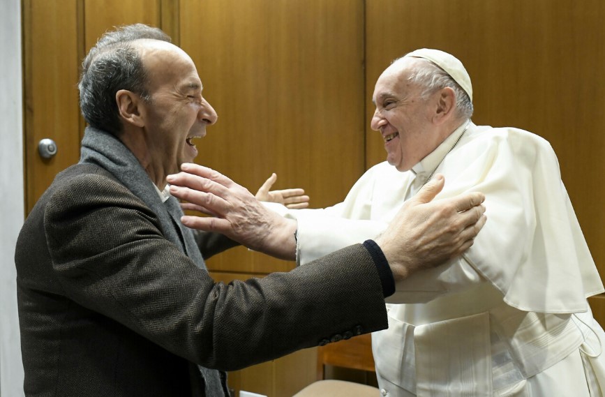 Roberto Benigni saluda a papa Francisco