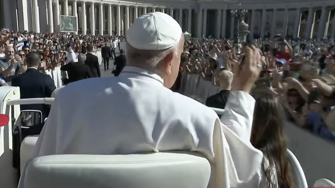 Francisco, en el papamóvil, recorre la plaza de san Pedro