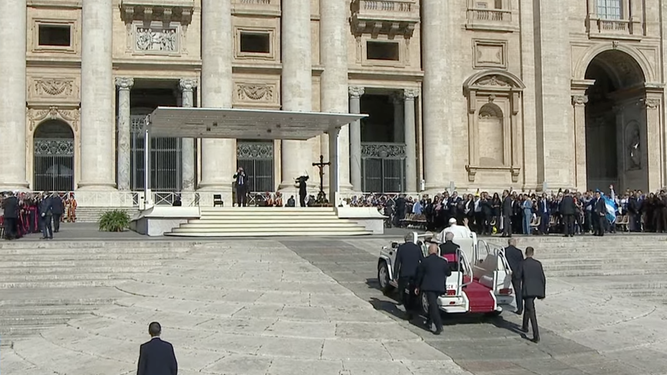 El papamóvil traslada a Francisco al altar en la plaza de San Pedro