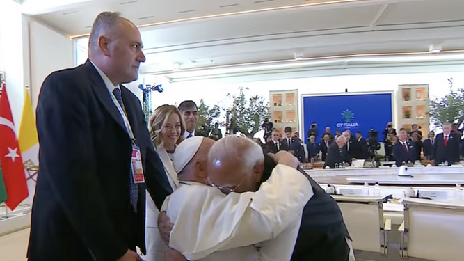 El Papa se abraza con el primer ministro indio