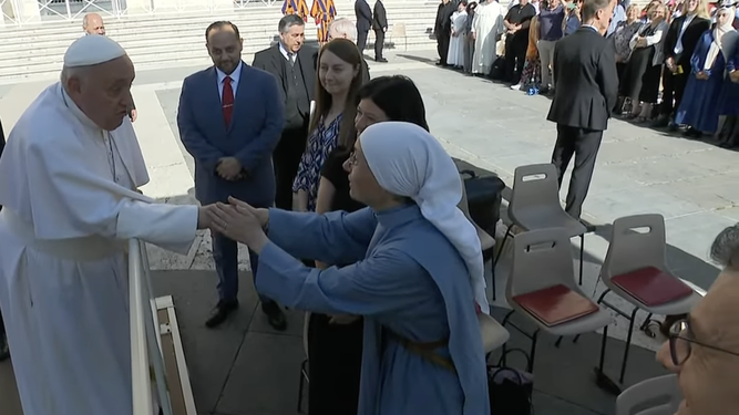 El Papa saluda a los lectores de las citas del Evangelio en las audiencias